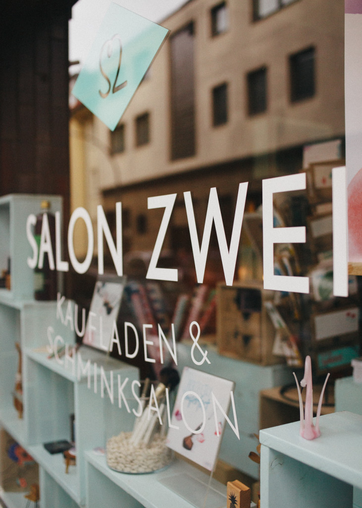 Salon Zwei - Kaufladen und Schminksalon Schaufenster